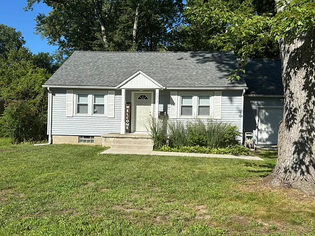 3 bed, 1212 sqft, $1,695 — Photo 1