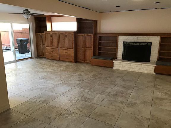 Family room - 22x17 with fireplace