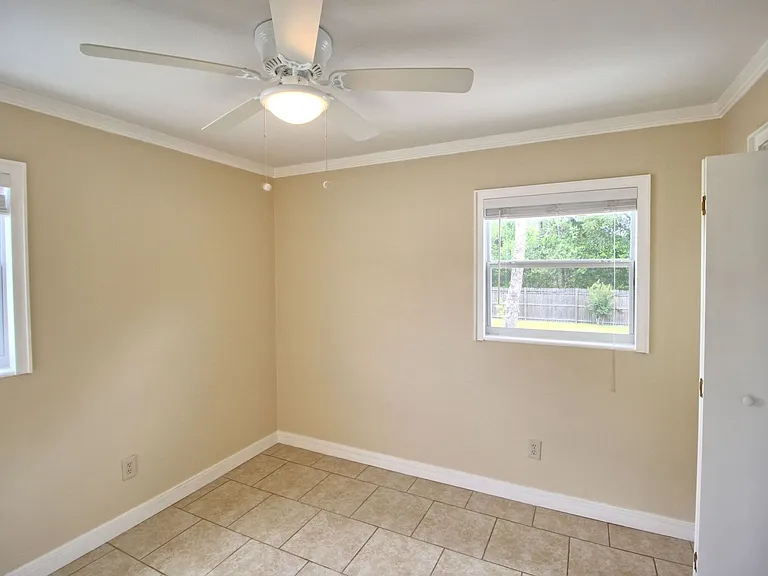 323 Elm Dr — Photo 7