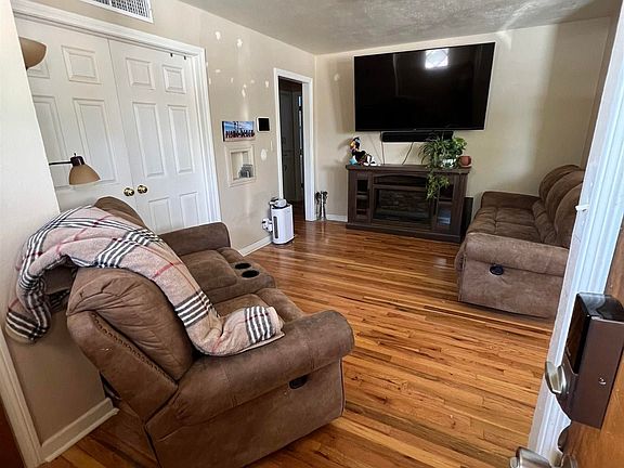 3rd image of 1006 W Runyan Ave