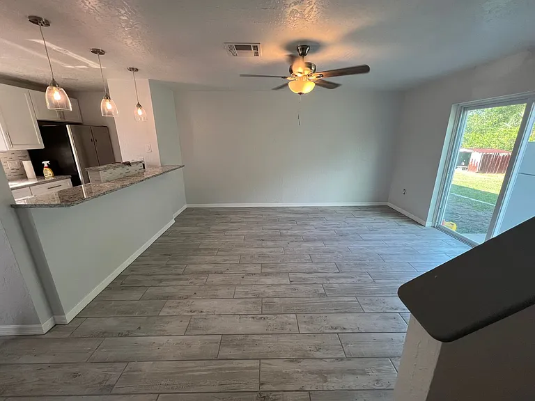 2041 Agora — Photo 17