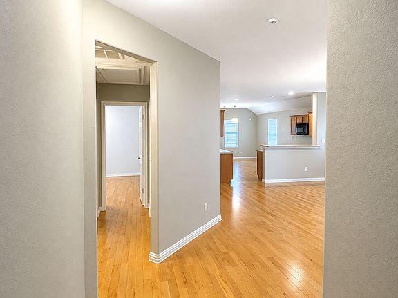 2nd image of 2119 Hawthorne Brk