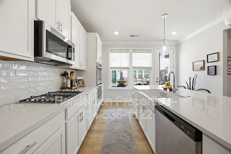 3 bed, 3.5 bath, 2940 sqft, $3,300 — Photo 3