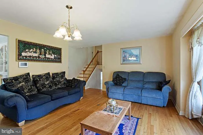 318 Oak Ln — Photo 3