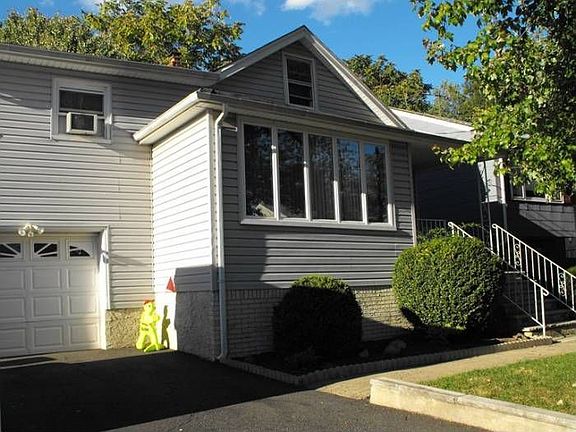 Front View w/ Garage