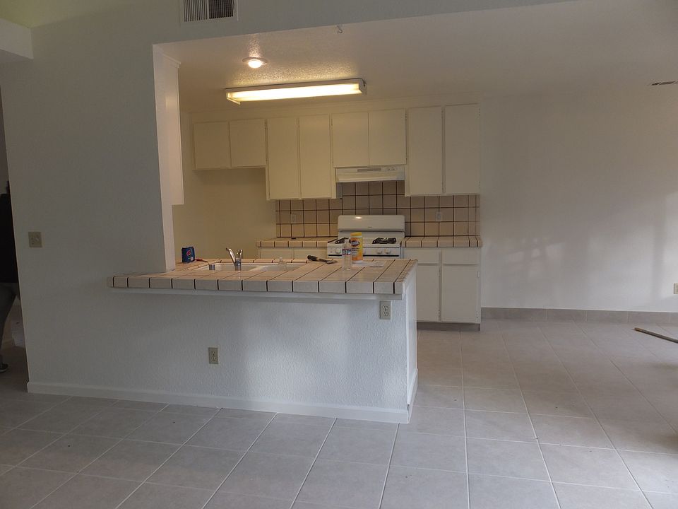 Living Room / Kitchen Island