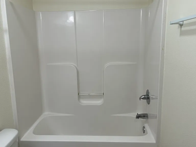 Tub/shower - landlord provides shower rod
