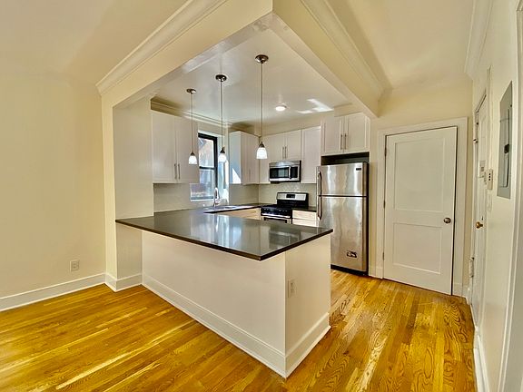 3rd image of 9 Central Park N #1