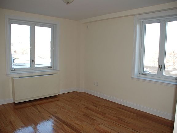 4th image of 2012 31st St APT 2C
