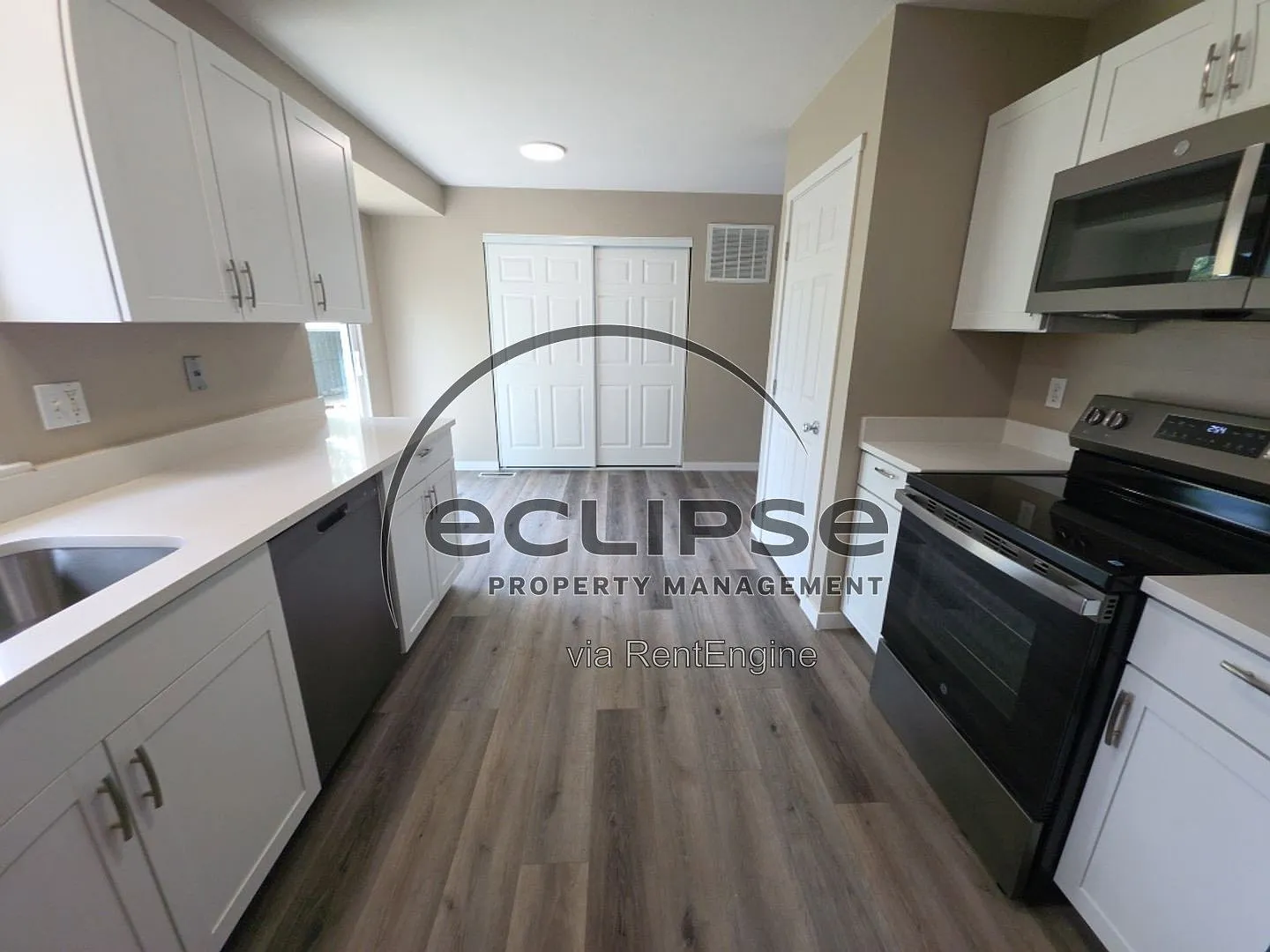 3 bed, 2.0 bath, 1072 sqft, $1,900 — Photo 3