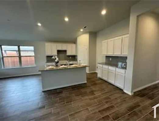 4 bed, 2100 sqft, $3,100 — Photo 2