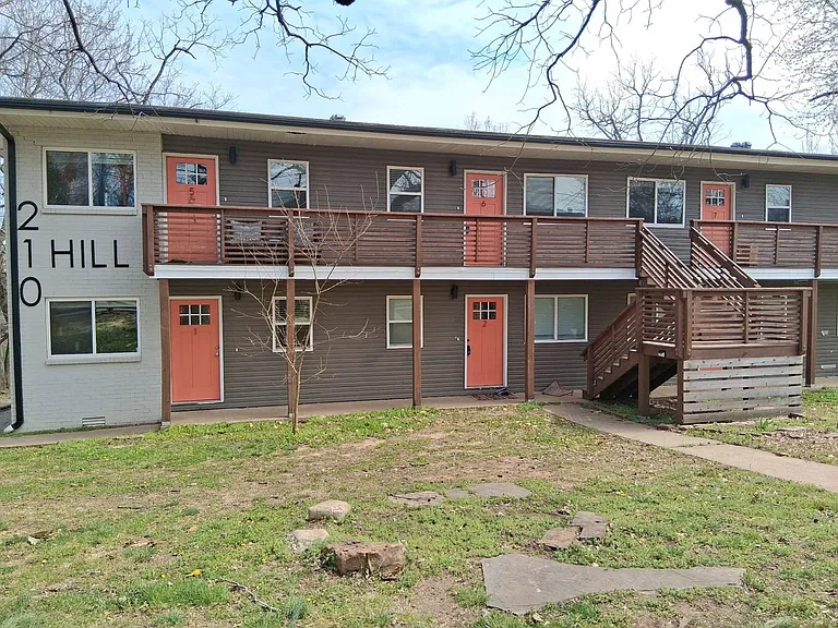 210 S Hill Ave — Photo 1