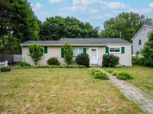 609 Michigan Avenue, Bellport, NY 11713