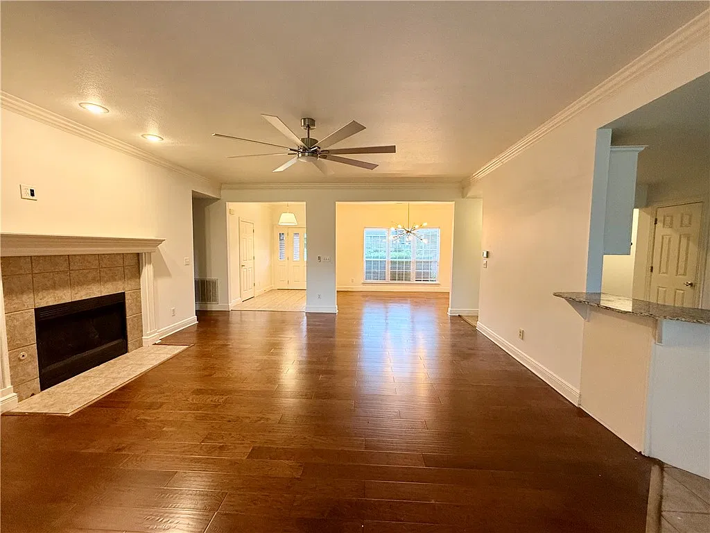 4 bed, 3.0 bath, 2475 sqft, $2,600 — Photo 2