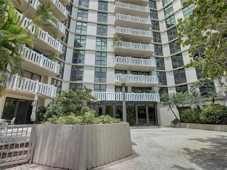 1121 Crandon Blvd #E1001 — Photo 25