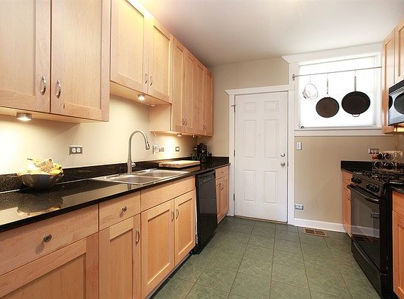 3rd image of 4252 N Francisco Ave #1