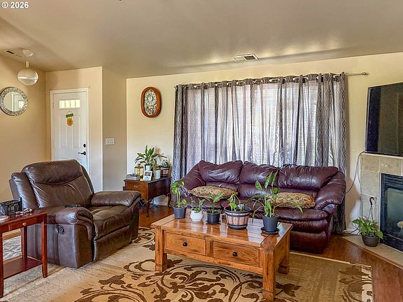 3rd image of 185 SE Lebleu Ln