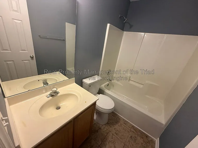 208 Hammond Dr — Photo 10