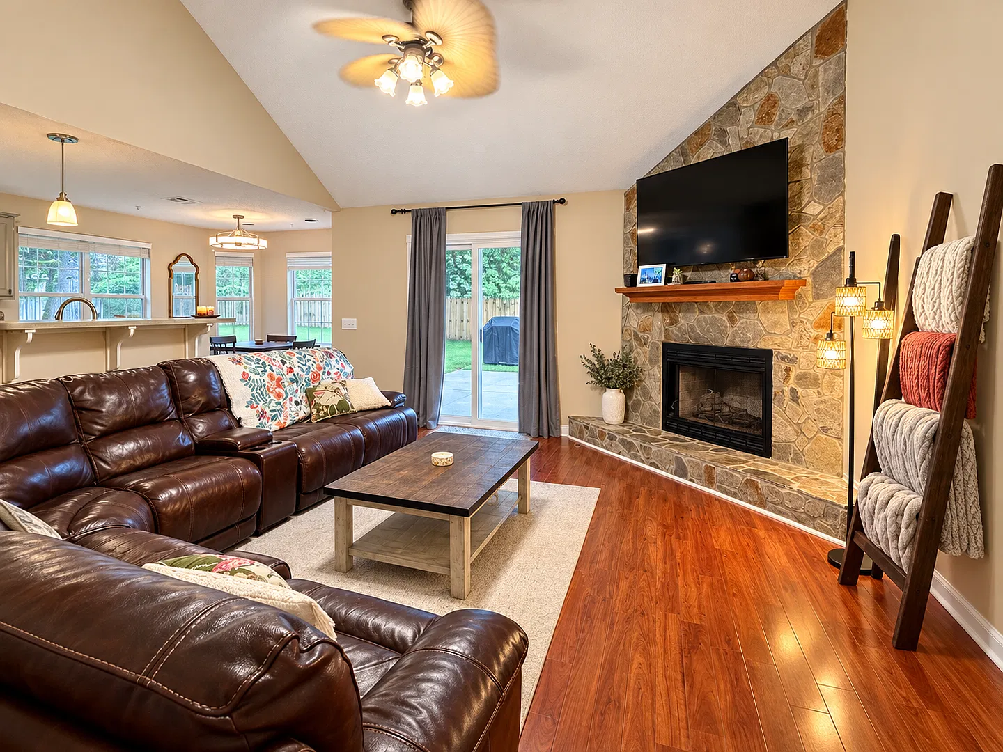 3/2 with large fenced in yard! — Photo 2