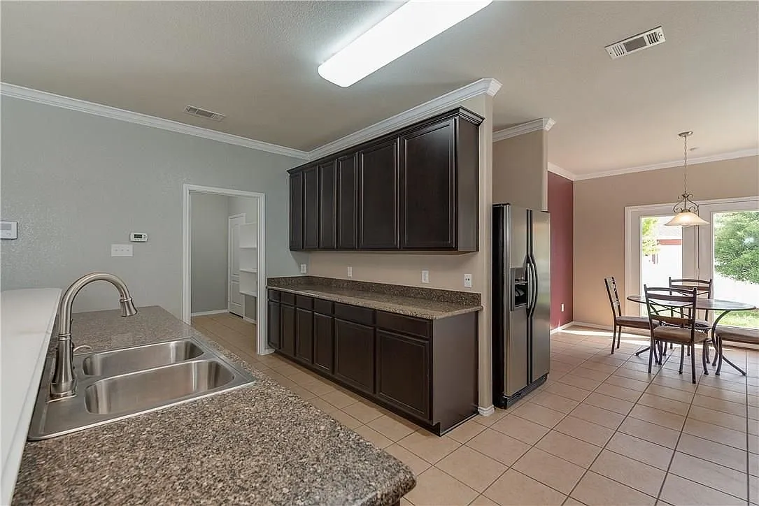 3 bed, 2.0 bath, 1646 sqft, $2,200 — Photo 3