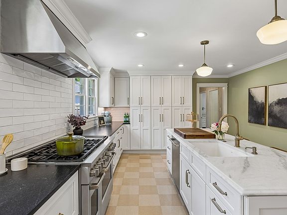 4th image of 405 Roberts St
