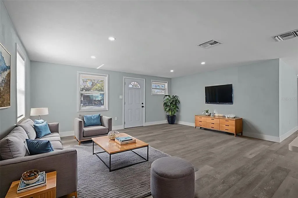 3 bed, 1.5 bath, 1344 sqft, $2,250 — Photo 4