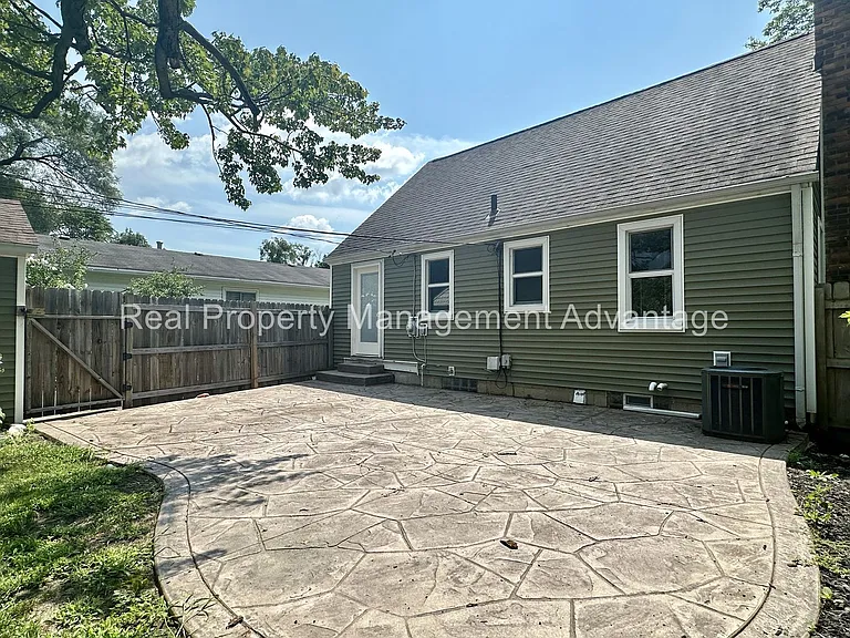 1596 Albany St — Photo 22