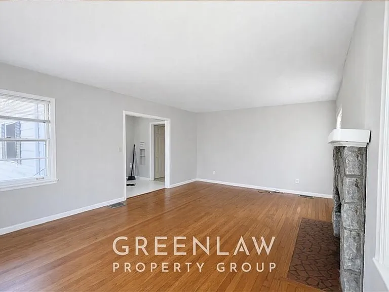 1944 Lyle Ave — Photo 5