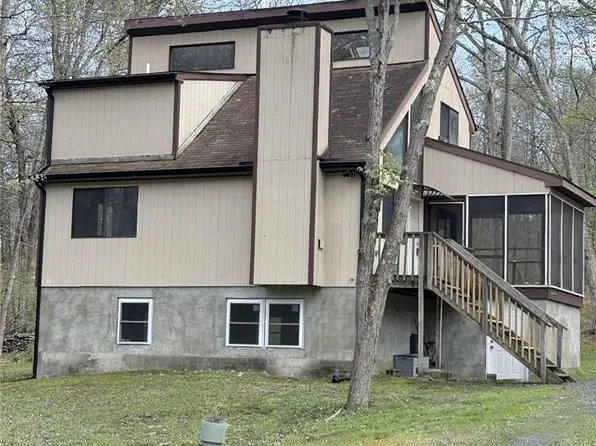 218 Blue Jay Ct, Bushkill, PA 18324
