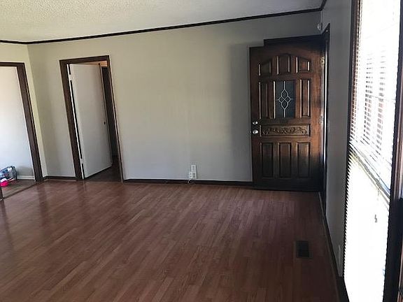 Living room with access to the kitchen and the hallway