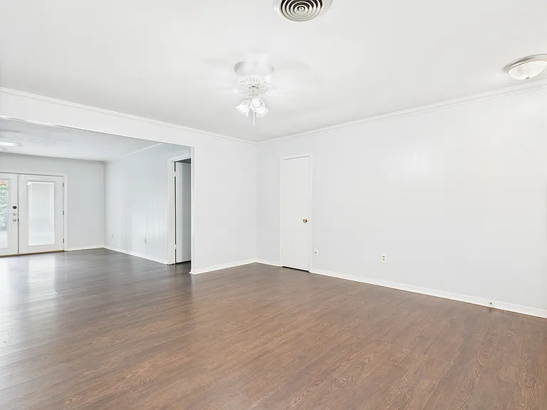 1402 Village Dr — Photo 4