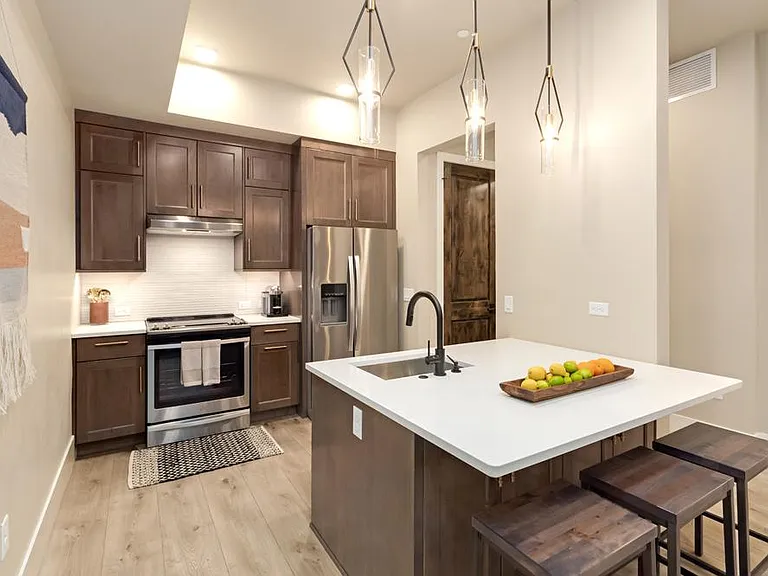302 N Meldrum St #102 — Photo 7