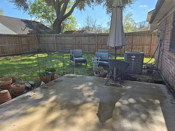 3rd image of 3707 Helen Ln