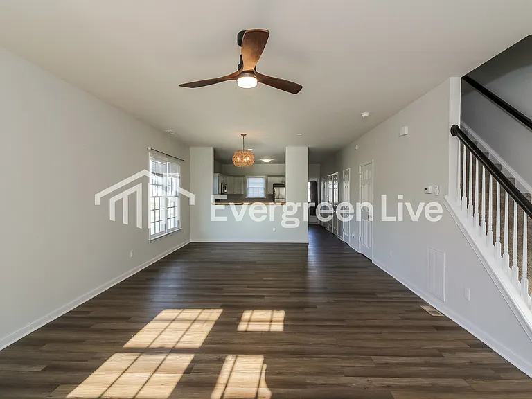 1719 Everett St — Photo 3