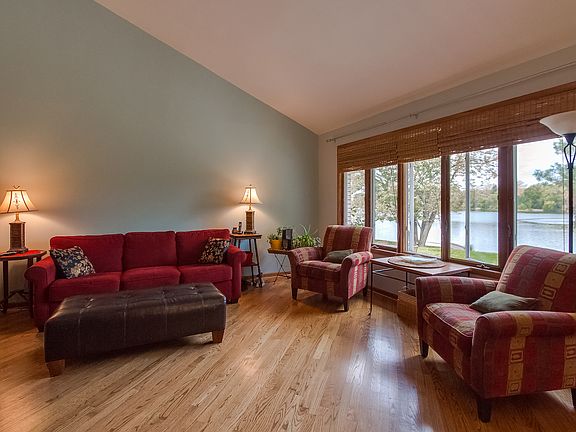 2nd image of 701 Oakwood Dr