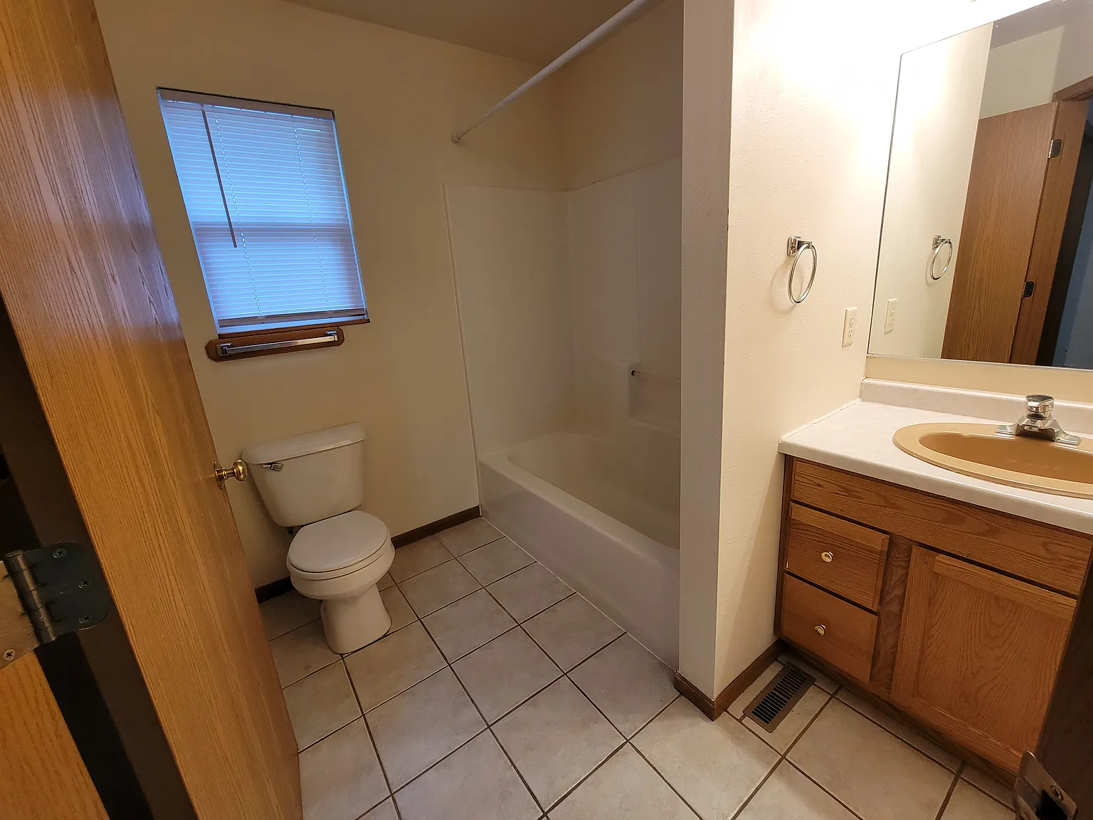 5 bed, 1800 sqft, $1,900 — Photo 3