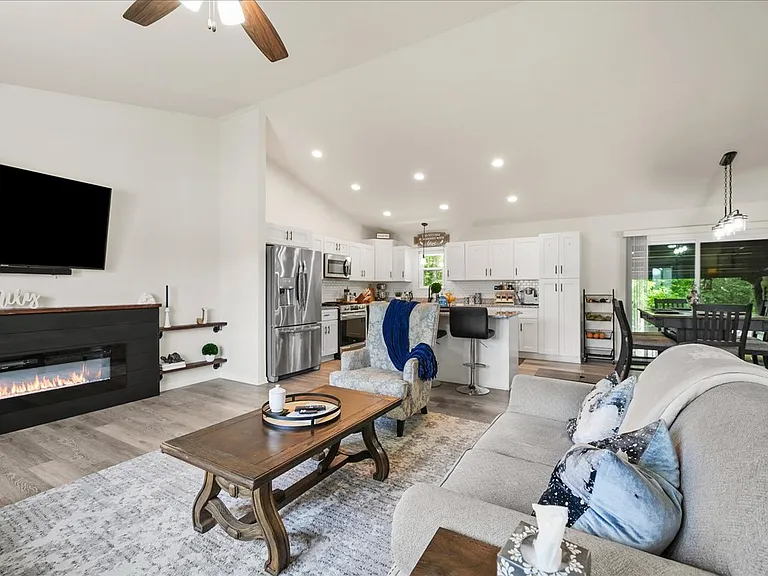 685 Friars Grn — Photo 3