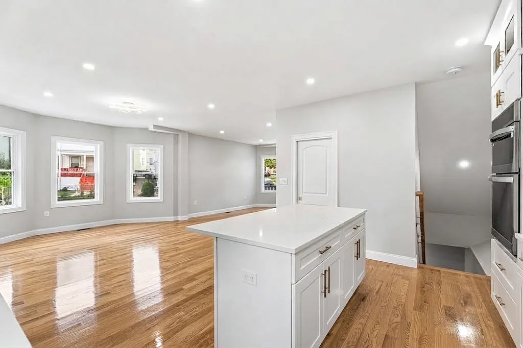 3 bed, 2.5 bath, 1687 sqft, $3,950 — Photo 4