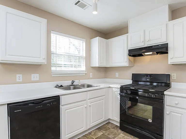 1240 Chris Lake Dr — Photo 5