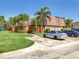 712 Springdale Cir, Palm Springs, FL 33461