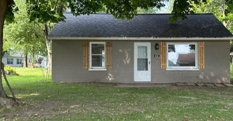 4261 S Lakeshore Dr — Photo 1