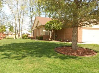 41314 Fortuna Dr E, Clinton Township, MI 48038