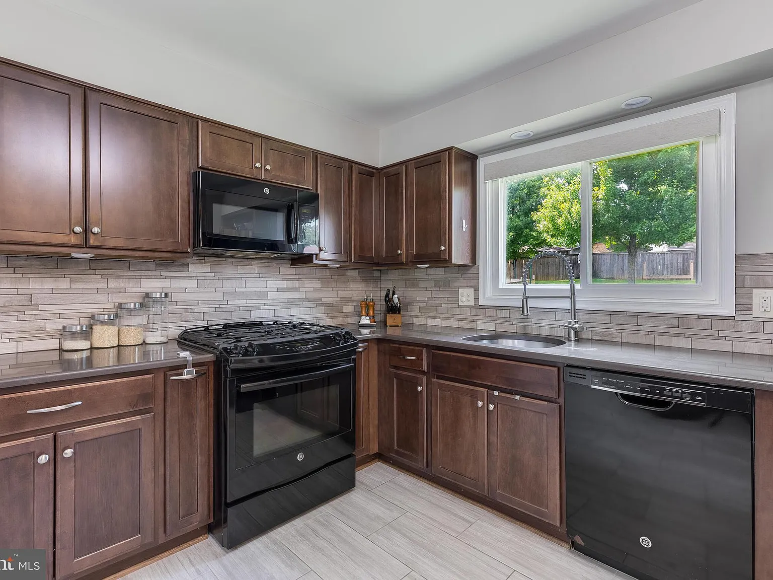 4 bed, 2.5 bath, 2628 sqft, $4,200 — Photo 4