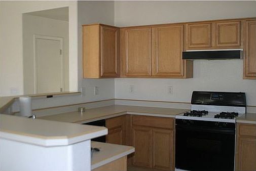 3rd image of 867 W Tremaine Ave