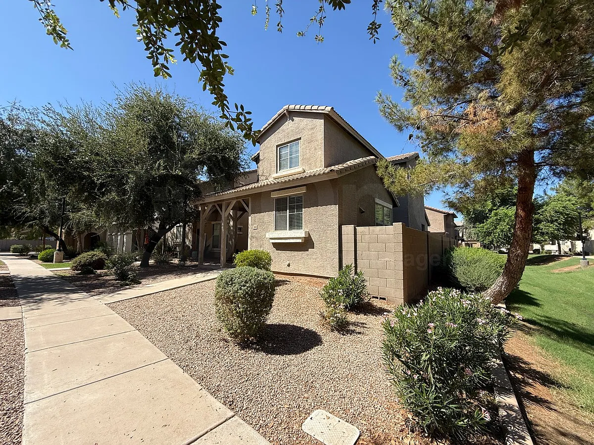 3 bed, 3.0 bath, 1574 sqft, $2,099 — Photo 2