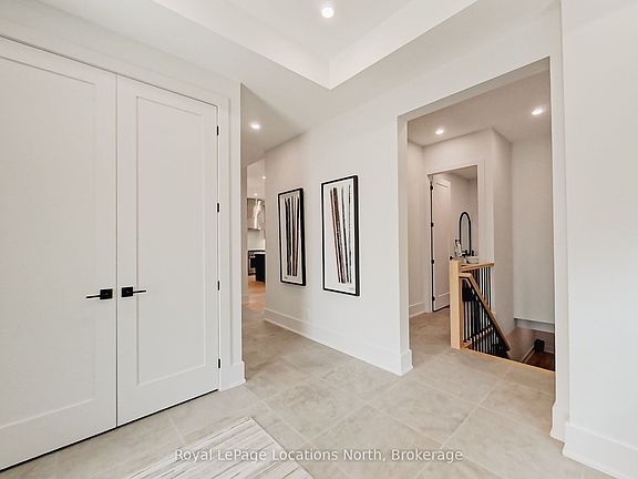 4th image of 74 Arthur St E