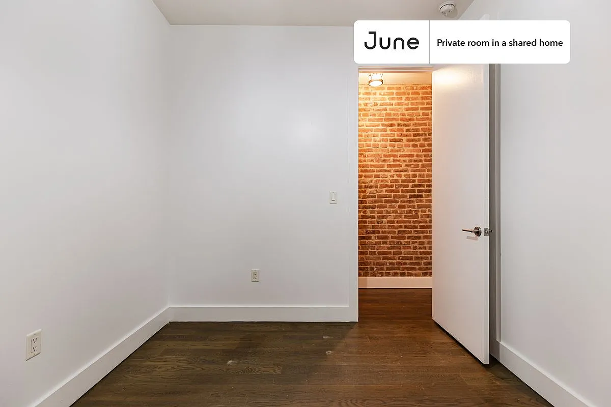 Queen bedroom in 4 bed/2 bath home in Crown Heights #1724 C — Photo 3