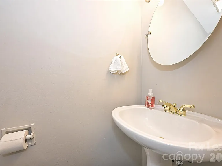 951 Hollywood St — Photo 2