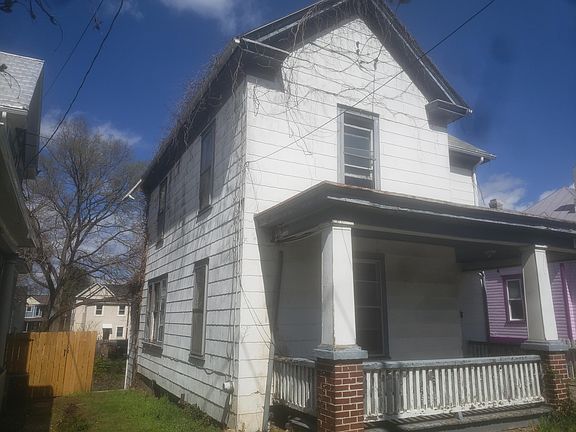 3rd image of 515 Mountain Ave SW