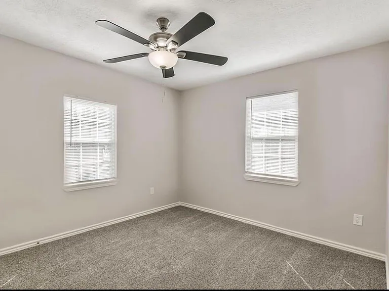 927 W 10th St — Photo 14